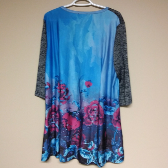 ⬇️Aster Henley style floral tunic - Picture 6 of 10